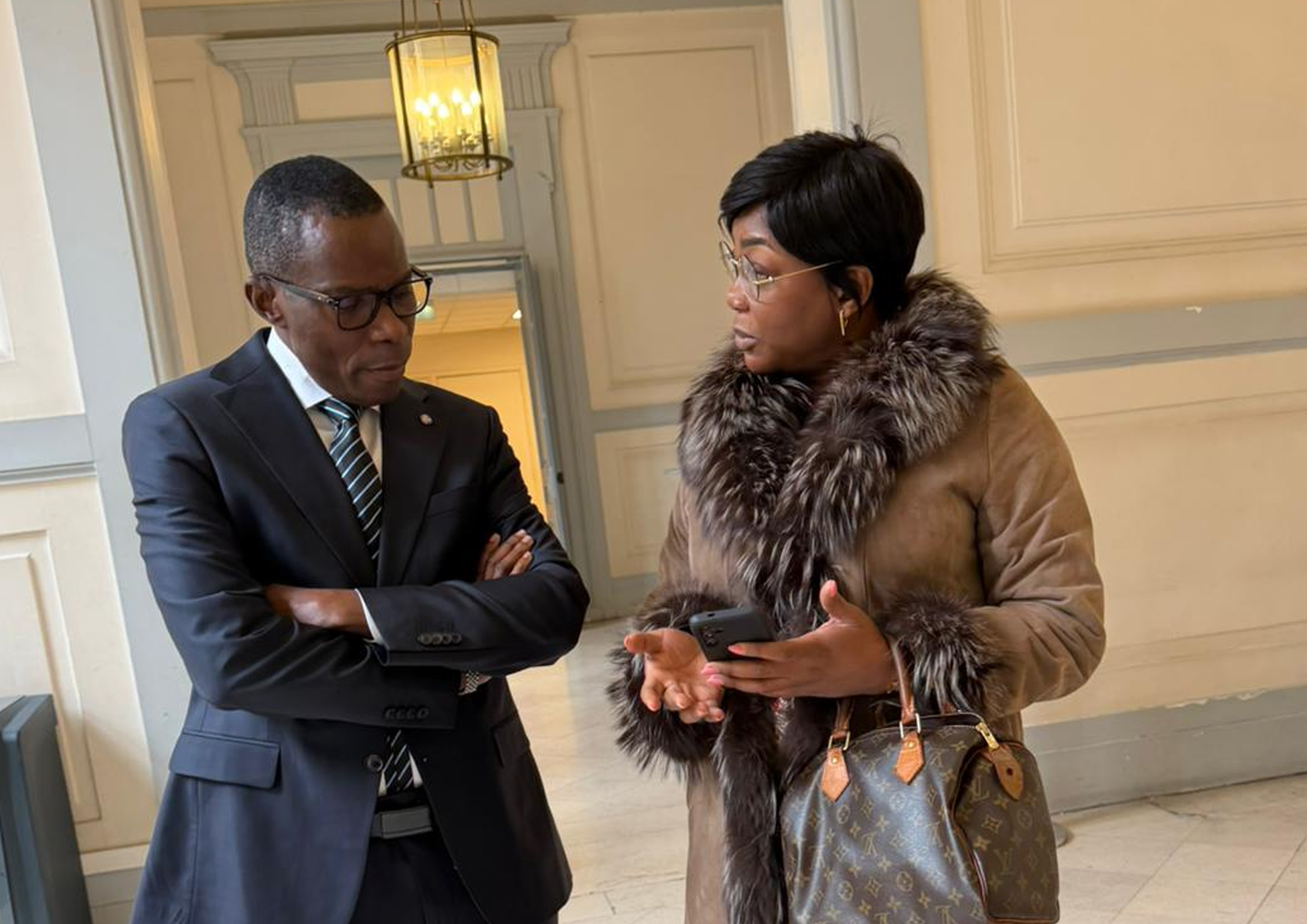 France : Eliezer Ntambwe vante les efforts du gouvernement pour la paix dans le Grand Bandundu en RDC